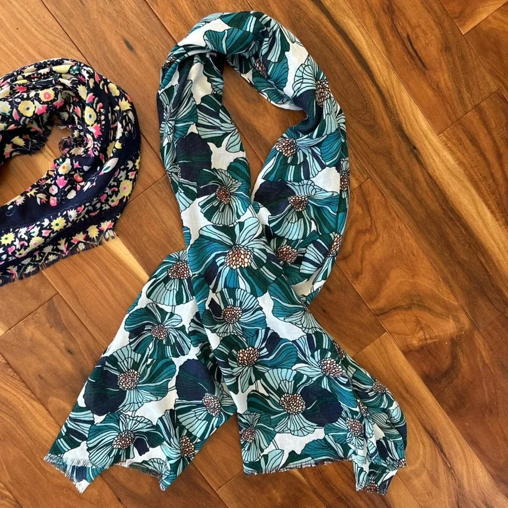Bundle of Women’s Scarves - Picture 2 of 4